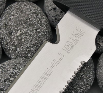 Zoom bild av jakt, carving, peeling, camping, vandring KNIV